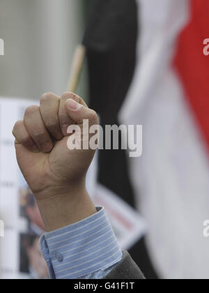 Demonstranten versammeln sich vor der ägyptischen Botschaft in Dublin, um Solidarität mit Tausenden von regierungsfeindlichen Aktivisten in Kairo und anderen Städten zu zeigen. Stockfoto
