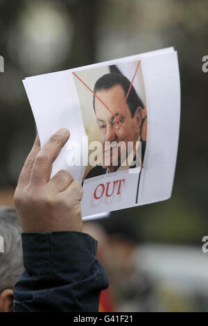 Demonstranten versammeln sich vor der ägyptischen Botschaft in Dublin, um Solidarität mit Tausenden von regierungsfeindlichen Aktivisten in Kairo und anderen Städten zu zeigen. Stockfoto