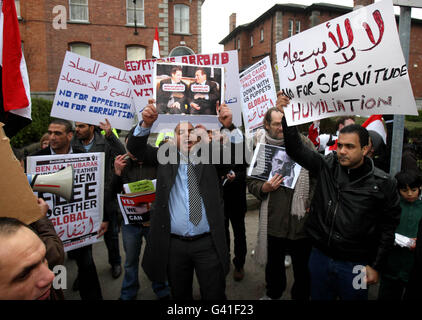Demonstranten versammeln sich vor der ägyptischen Botschaft in Dublin, um Solidarität mit Tausenden von regierungsfeindlichen Aktivisten in Kairo und anderen Städten zu zeigen. Stockfoto