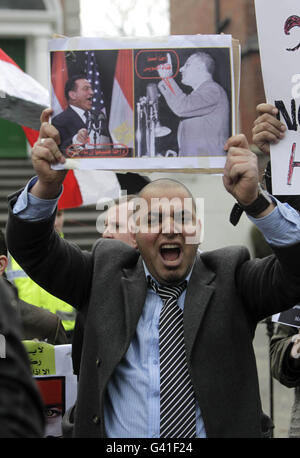 Demonstranten versammeln sich vor der ägyptischen Botschaft in Dublin, um Solidarität mit Tausenden von regierungsfeindlichen Aktivisten in Kairo und anderen Städten zu zeigen. Stockfoto