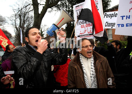 Demonstranten versammeln sich vor der ägyptischen Botschaft in Dublin, um Solidarität mit Tausenden von regierungsfeindlichen Aktivisten in Kairo und anderen Städten zu zeigen. Stockfoto