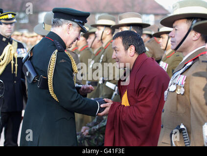 Der Prinz von Wales begrüßt Lama Chawan Gurung, während er Gurkas in der Sir John Moore Barracks in Folkestone Afghanistan Service Medals überreicht. Stockfoto