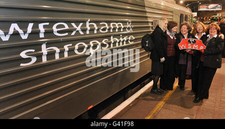 Eine Gruppe weiblicher Mitarbeiter, die an der Wrexham, Shropshire und Marylebone Railway gearbeitet haben, posieren heute Abend vor dem letzten Zug, der den Dienst vom Marylebone Railway Station im Zentrum von London aus führt. Stockfoto