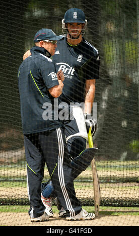 Der englische Kevin Pietersen mit Trainer Andy Flower während einer Nets-Session im Gabba in Brisbane, Australien. Stockfoto