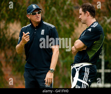 England Kapitän Andrew Strauss mit Trainer Andy Flower während einer Nets Session in der Gabba in Brisbane, Australien. Stockfoto