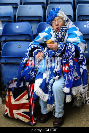 Ein Birmingham City Fan hält sich auf den Tribünen warm In Tüchern Stockfoto
