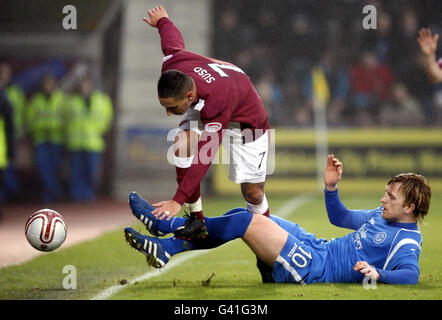 Hearts' Suso Santana (links) und St Johnstone's Liam Craig kämpfen während der Clydesdale Bank Scottish Premier League im Tynecastle Stadium, Edinburgh, um den Ball. Stockfoto