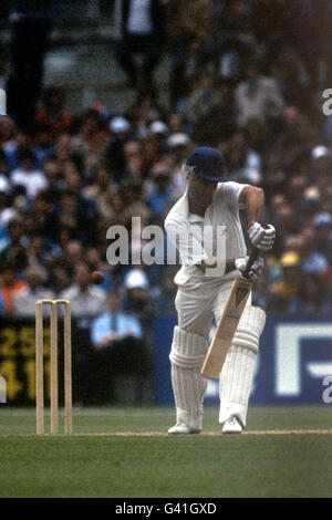 Cricket - The Ashes - Fünfter Test - erster Tag - England gegen Australien - Old Trafford, Manchester. England Captain Mike Brearley in der Schlagaktion. Stockfoto