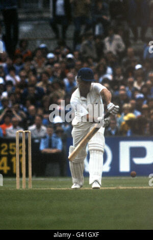 Cricket - The Ashes - Fünfter Test - erster Tag - England gegen Australien - Old Trafford, Manchester. England Captain Mike Brearley in der Schlagaktion. Stockfoto