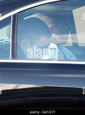 John McAreavey (links), Ehemann von Michaela McAreavey, verlässt den George Best Belfast City Airport. Stockfoto