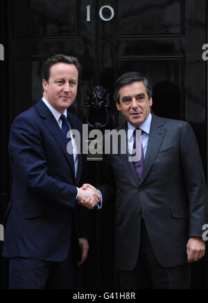 Premierminister David Cameron begrüßt seinen französischen Amtskollegen Francois Fillon in der Downing Street in London. Stockfoto