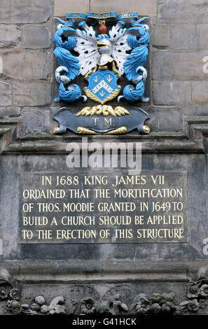 Canongate Kirk auf der Royal Mile in Edinburgh, die Kirk of Holyroodhouse und Edinburgh Castle. Die Kirche wird von der königlichen Familie während der Residenz in Holyroodhouse verwendet. Stockfoto