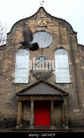 Canongate Kirk auf der Royal Mile in Edinburgh, die Kirk of Holyroodhouse und Edinburgh Castle. Die Kirche wird von der königlichen Familie während der Residenz in Holyroodhouse verwendet. Stockfoto