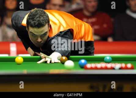 Jamie Cope in Aktion gegen Mark King während der Ladbrokes Mobile Masters in der Wembley Arena, London. Stockfoto