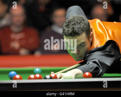 Jamie Cope in Aktion gegen Mark King während der Ladbrokes Mobile Masters in der Wembley Arena, London. Stockfoto