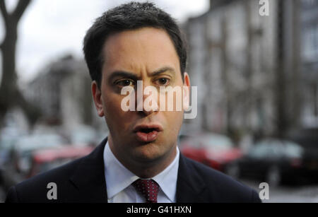 Der Gewerkschaftsführer Ed Miliband spricht mit den Medien, als er sein Haus in London verlässt, nachdem seine Partei beim ersten Nachwahltest, der der Koalition gegenüberstand, den Sitz von Oldham East und Saddleworth gewonnen hatte. Stockfoto