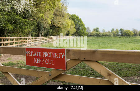 Flacher Fokus eines neu installierten Private Property-Schildes auf einem Zeitzaun in der Nähe des Eingangs zu einem privaten Paddock gesehen. Das Gebiet wurde dem unterworfen Stockfoto