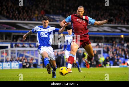 Liam Ridgewell (links) von Birmingham City und John Carew von Aston Villa Kampf um den Ball Stockfoto