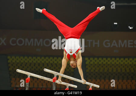 Grant Gardiner von Wales in Aktion auf den parallelen Stäben während Die künstlerischen Gymnastik der Männer Stockfoto