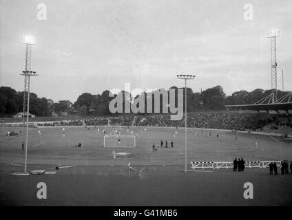 Das erste Fußballspiel im neuen Crystal Palace Stadium, unterstützt durch den nationalen Sports Development Fund, zwischen Crystal Palace und FA Cup-Inhaber West Ham United. Stockfoto
