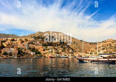 Neo-klassizistischen Häuser im malerischen Hafen auf der Insel Symi in der Ägäis. Stockfoto