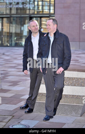 Steven Preddy (links) und Martin Hall vor dem Bristol County Court, nachdem ein Richter entschieden hatte, dass die christlichen Hotelbesitzer Peter und Hazelmary Bull unrechtmäßig handelten, als sie dem Paar ein Doppelzimmer in ihrem Hotel verweigerten. Stockfoto