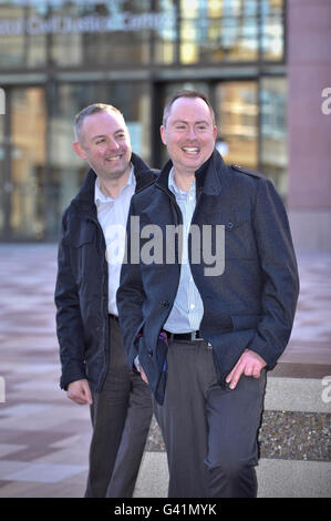 Steven Preddy (links) und Martin Hall vor dem Bristol County Court, nachdem ein Richter entschieden hatte, dass die christlichen Hotelbesitzer Peter und Hazelmary Bull unrechtmäßig handelten, als sie dem Paar ein Doppelzimmer in ihrem Hotel verweigerten. Stockfoto