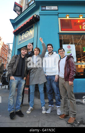 Die Darsteller der Inbetweeners (von links nach rechts) James Buckley, Greg Davies, Joe Thomas, Blake Harrison und Simon Bird begeben sich auf eine Red Nose Day Challenge, um die unfreundlichsten Ortsnamen im ganzen Land zu finden, beginnend an der Bush Lane, in der City of London. Stockfoto