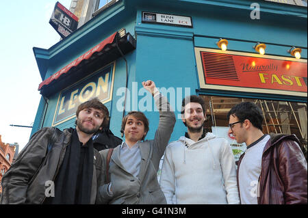 Die Darsteller der Inbetweeners (von links nach rechts) James Buckley, Joe Thomas, Blake Harrison und Simon Bird begeben sich auf eine Red Nose Day Challenge, um die unfreundlichsten Ortsnamen im ganzen Land zu finden, beginnend an der Bush Lane, in der City of London. Stockfoto