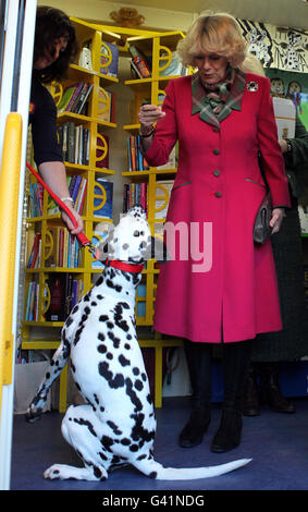 Die Herzogin von Cornwall mit Millie, dem Hund, bei einem Besuch im Children's Reading Bus am King's College der Universität Aberdeen, wo sie Kinder und Mitarbeiter traf, die an diesem Lesefertigkeiten-Projekt beteiligt waren. Stockfoto