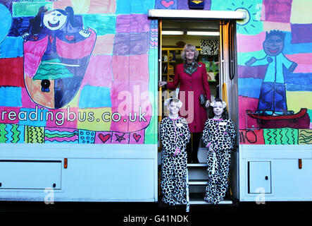 Die Herzogin von Cornwall bei einem Besuch im Children's Reading Bus am King's College der University of Aberdeen, wo sie Kinder und Mitarbeiter traf, die an diesem Lesefertigkeiten-Projekt beteiligt waren. Stockfoto