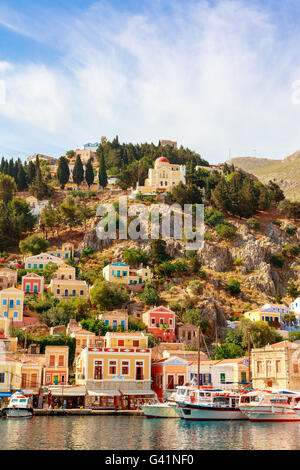 Neo-klassizistischen Häuser im malerischen Hafen auf der Insel Symi in der Ägäis. Stockfoto