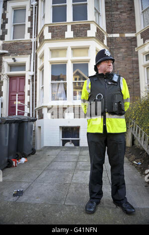 Polizeibeamte vor einem Grundstück an der Aberdeen Road in Clifton, wo man annimmt, dass ein 32-jähriger Mann heute wegen des Verdachts auf den Mord an Joanna Yeates verhaftet wurde. Stockfoto