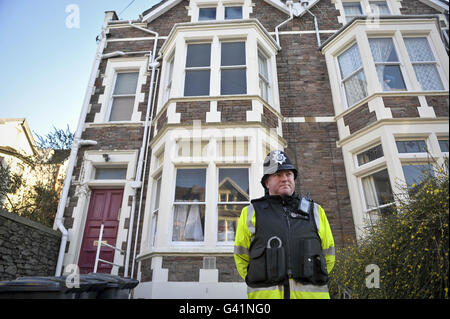 Polizeibeamte vor einem Grundstück an der Aberdeen Road in Clifton, wo man annimmt, dass ein 32-jähriger Mann heute wegen des Verdachts auf den Mord an Joanna Yeates verhaftet wurde. Stockfoto