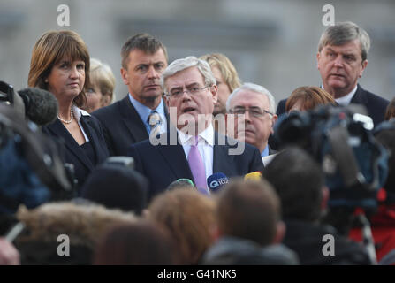 Labour-Führer Eamon Gilmore spricht vor dem Leinster House, Dublin, wie Taoiseach Brian Cowen bestätigte, dass Irland am Freitag, dem 11. März, eine Parlamentswahl abhalten wird. Stockfoto