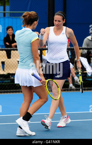 Die britische Sarah Borwell (rechts) und die kanadische Marie-Eve Pelletier (links) Während des Doppelmatches der Frauen gegen die rumänische Sorana Cirstea und Tschechische Republiken Lucie Safarova Stockfoto