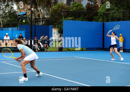 Die britische Sarah Borwell (rechts) und die kanadische Marie-Eve Pelletier (links) Während des Doppelmatches der Frauen gegen die rumänische Sorana Cirstea und Tschechische Republiken Lucie Safarova Stockfoto