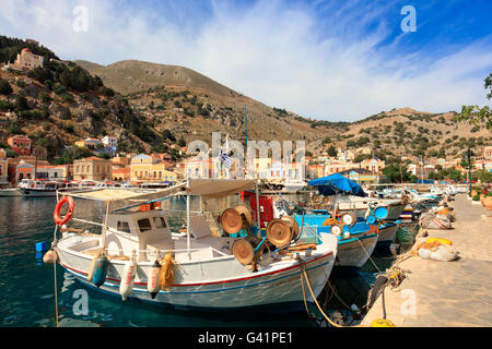 Angelboote/Fischerboote im malerischen Hafen auf der Insel Symi in der Ägäis. Stockfoto