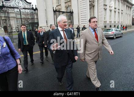 Der Vorsitzende der Grünen, John Gormley (Mitte), und Dan Boyle (rechts), sind auf dem Weg von Regierungsgebäuden zur Pressekonferenz im Merrion Hotel Dublin, wo sie angekündigt haben, nicht mehr in der Regierung bleiben zu können. Stockfoto