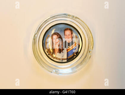 Ein Aschenbecher zur Erinnerung an die bevorstehende königliche Hochzeit von Prinz William und Kate Middleton, die am Freitag, 29. April 2011, nach ihrer Verlobung im vergangenen Jahr, in Westminster Abbey stattfinden wird. Stockfoto