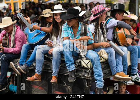Umzug während der Festival Nacional del Pasillo Colombiano in Aguadas (Caldas), Kolumbien Stockfoto