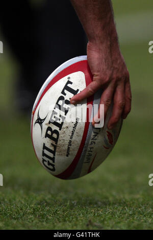 Rugby Union - British and Irish Cup - Pool B - Nottingham Rugby gegen Melrose - Meadow Lane. Detail eines Spielers, der einen Matchball aufgreift Stockfoto