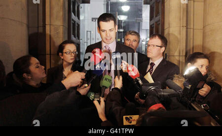 Sinn Fein, die Sprecherin von Finance, Pearse Doherty, sprach vor den Medien vor der Finanzabteilung über den Merrion-Streit in Dublin. Die irische Minderheitsregierung sicherte sich heute Abend Unterstützung von den Oppositionsparteien, um das Finanzgesetz zu verabschieden und das parlament nächste Woche aufzulösen. Stockfoto