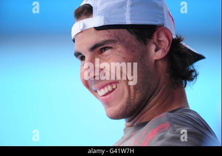 Am 9. Tag der Australian Open 2011 im Melbourne Park in Melbourne, Australien, ist der Spanier Rafael Nadal entspannt auf dem Übungsplätzen. Stockfoto