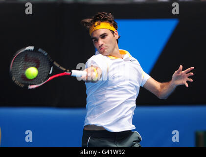 Der Schweizer Roger Federer auf dem Weg zum Sieg über die Schweizer Stanislas Wawrinka am 9. Tag der Australian Open 2011 im Melbourne Park in Melbourne, Australien. Stockfoto