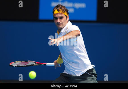 Der Schweizer Roger Federer auf dem Weg zum Sieg über die Schweizer Stanislas Wawrinka am 9. Tag der Australian Open 2011 im Melbourne Park in Melbourne, Australien. Stockfoto