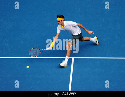 Tennis - 2011 Australian Open - Tag Neun - Melbourne Park. Der Schweizer Roger Federer auf dem Weg zum Sieg über die Schweizer Stanislas Wavrinka Stockfoto