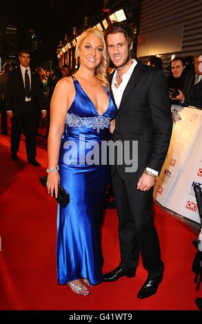 Josie Gibson und John James Parton bei der Ankunft für die National Television Awards 2011 in der O2 Arena, London. Stockfoto