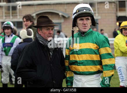 Trainer Jonjo O'Neill (links) mit Jockey Tony McCoy im Paradering vor der Handicap-Hürde von Molson Coors auf der Warwick Racecourse. Stockfoto