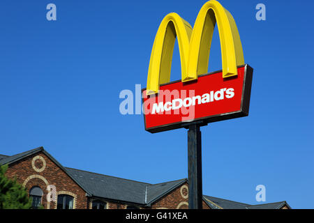 McDonald's-Schild außerhalb der McDonalds's fast-Food und fahren durch Restaurant in Greenock, Inverclyde, Schottland Stockfoto